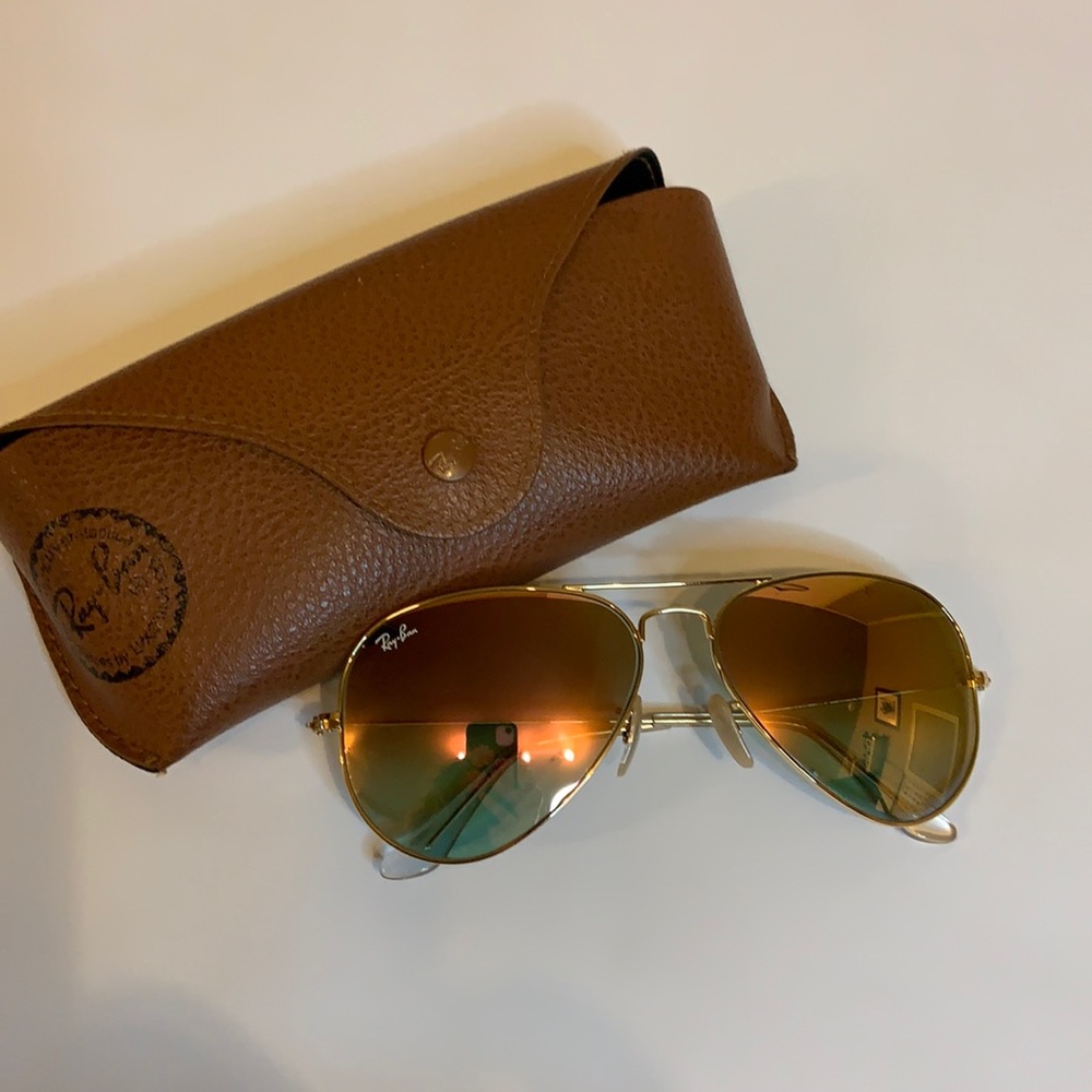 Ray-ban Aviator with mirrored lenses.